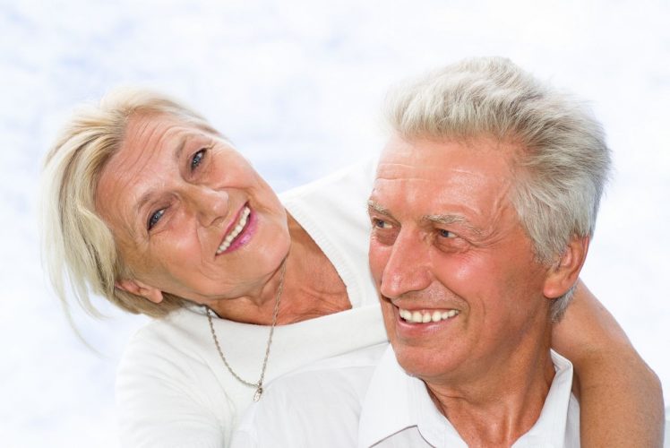 Couple mature - 60 ans+, représentant parfaitement la clientèle pour la gamme de produits "C&B" de Phytonutriment.ca